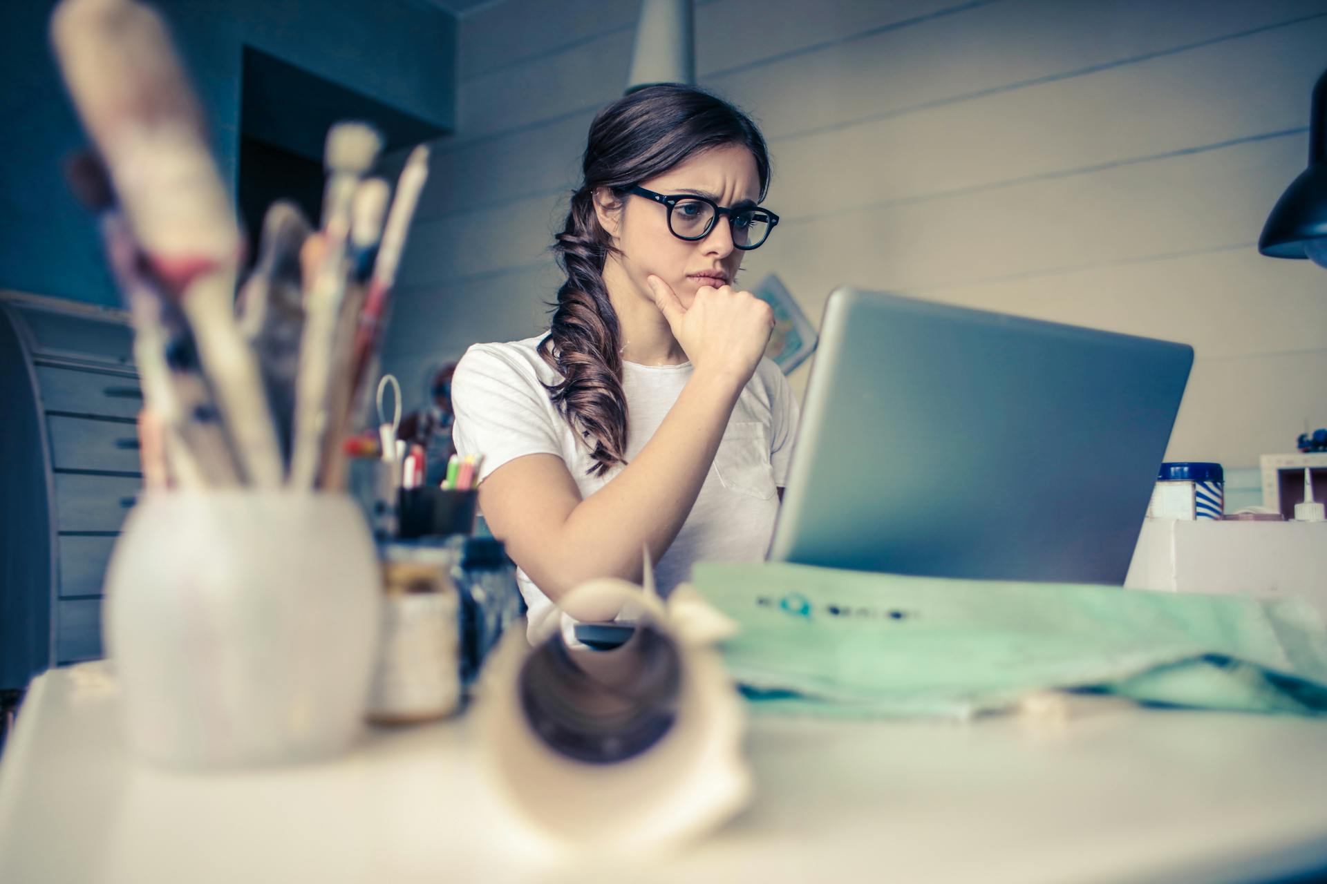 Ambiente de trabajo ergonómico con iluminación adecuada para cuidado visual